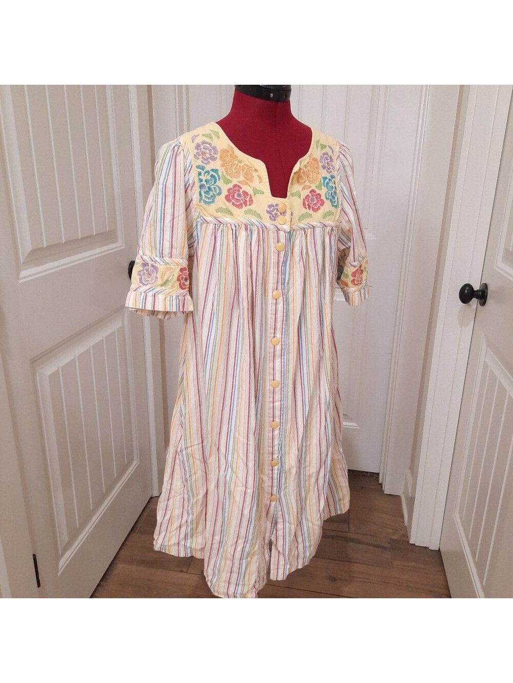 Go Softly Patio Dress sz Petite MEDIUM PM yellow stripes floral embroidered snap